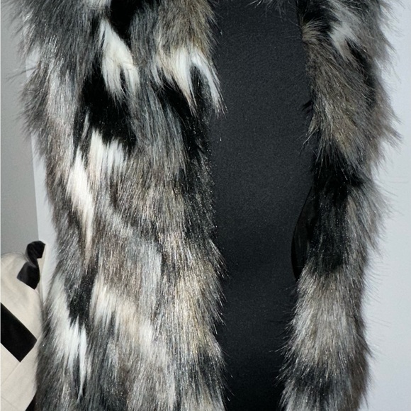 ✨NWT WHITE HOUSE BLACK MARKET black white brown patchwork faux fur vest Size XS - Picture 2 of 11